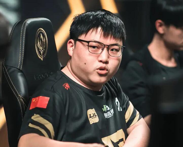Uzi迎来七赛季出色发挥，美国队观众热烈欢呼！